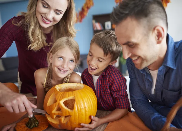 Famille s'amuser à la fête d'Halloween — Photo