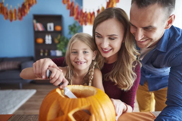 Passar o Halloween com a família amorosa — Fotografia de Stock