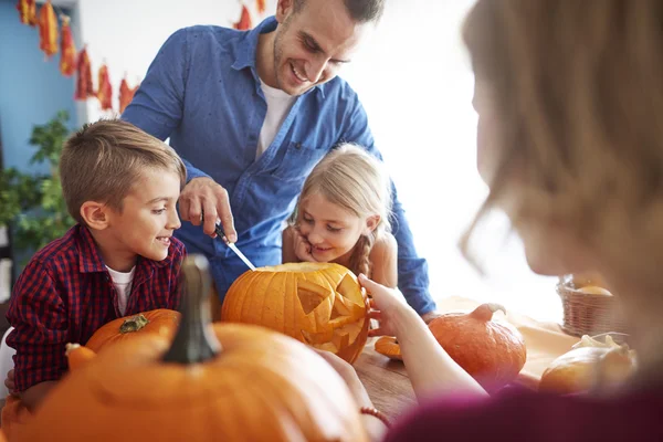 Familj under halloween svängda pumpor — Stockfoto