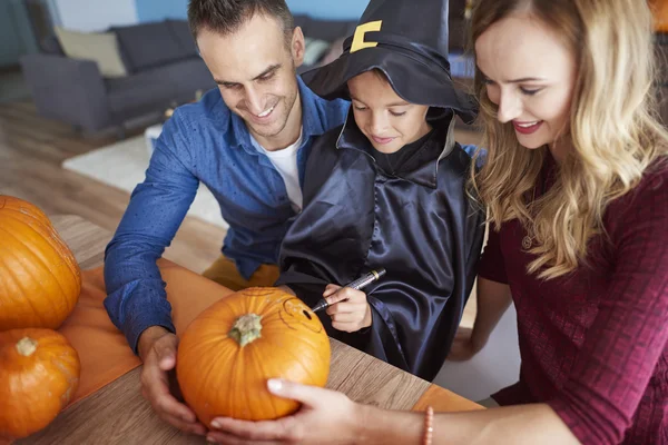 Rodziny w czasie halloween, wijąca się w dynie — Zdjęcie stockowe