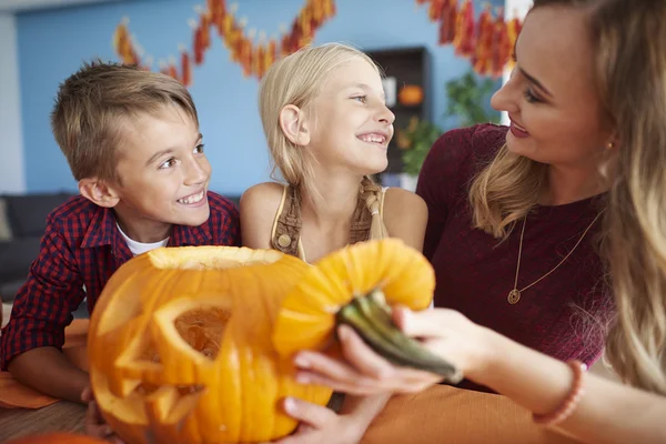 Familjen borrning stora halloween pumpa — Stockfoto