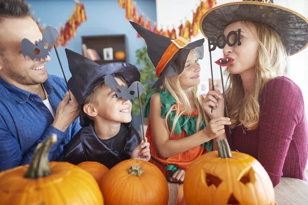 Famiglia festeggia Halloween — Foto Stock