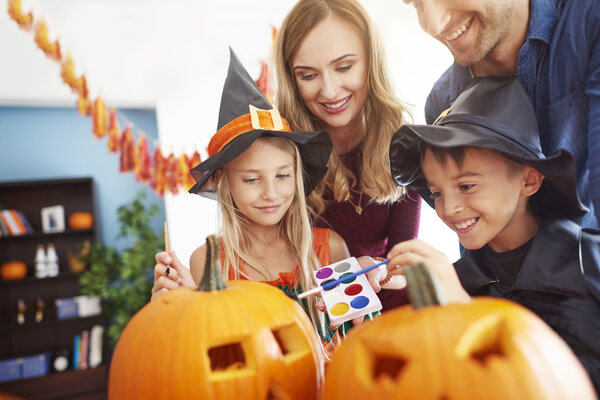 family celebrate halloween 