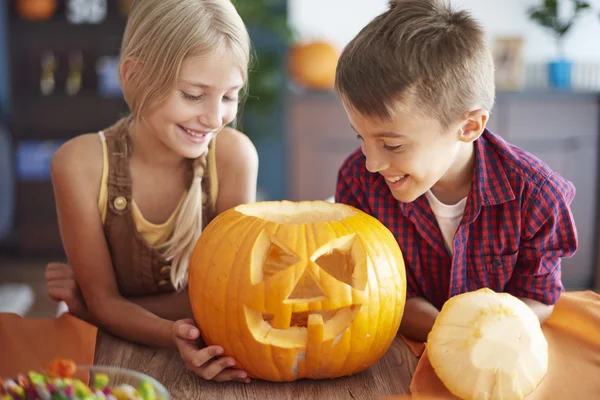 Kleine Geschwister auf Halloween-Party — Stockfoto