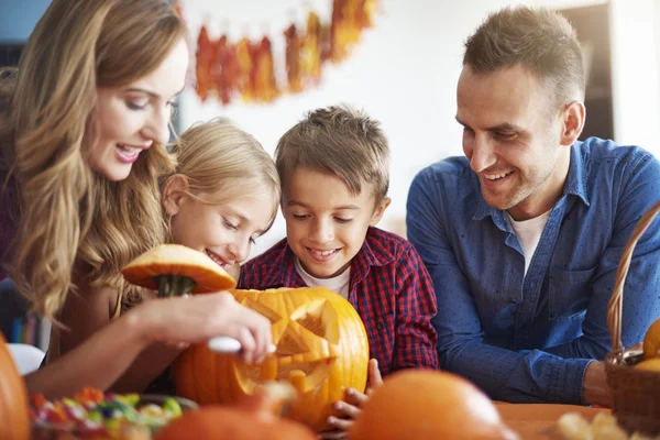 Famille célébrer halloween — Photo