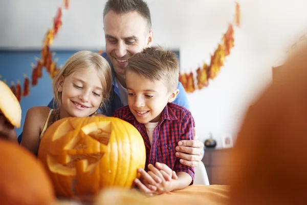 Far och avkommor över halloween pumpa — Stockfoto