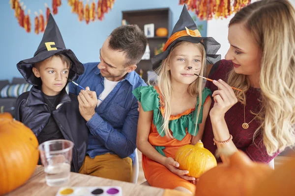 Family celebrate halloween — Stock Photo, Image