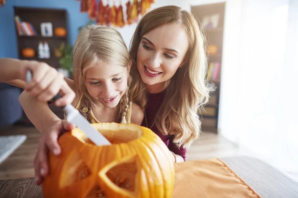 Kärleksfull mamma och dotter förbereda för Halloween-fest — Stockfoto