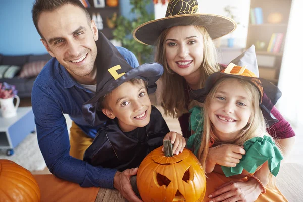 Familia celebrar halloween —  Fotos de Stock