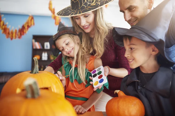 Familia celebrar halloween — Foto de Stock