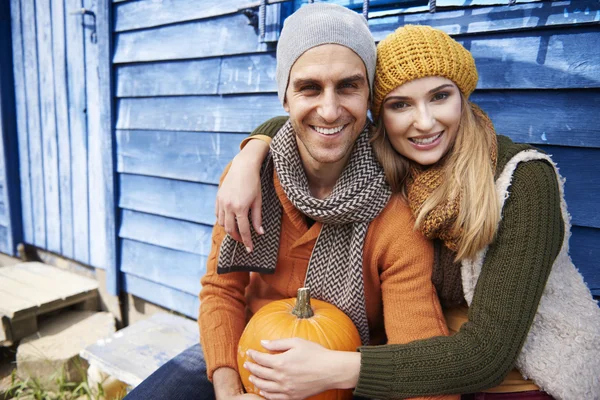 Couple spending time on pumpkin field — Stock Photo, Image