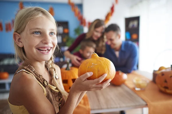 Menina bonito com abóbora de Halloween Imagens De Bancos De Imagens