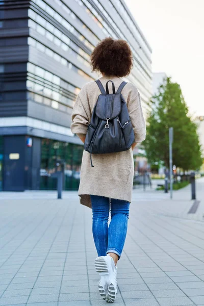 Rear View Woman Walking Backpack City — Stock Photo, Image