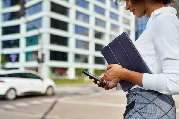 Nahaufnahme Einer Geschäftsfrau Mit Digitalem Tablet Und Handy Freien — Stockfoto