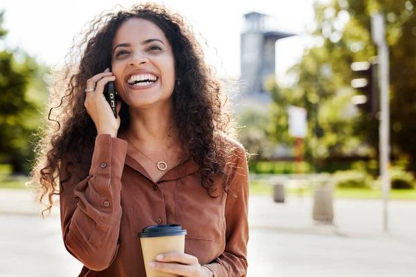 Dışarıda Telefonda Konuşan Mutlu Güzel Bir Kadın — Stok fotoğraf