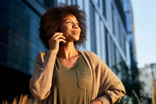 Frau Mit Handy Der Stadt Bei Sonnenuntergang — Stockfoto