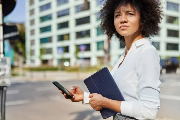 Geschäftige Geschäftsfrau Mit Digitalem Tablet Und Handy Freien — Stockfoto