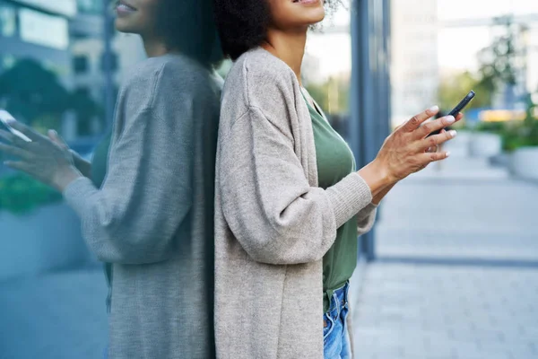 Unerkannte Frau Mit Handy Der Stadt — Stockfoto