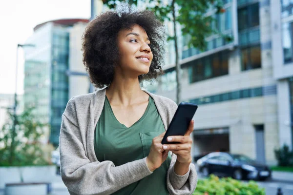 Afrikanerin Schaut Sich Während Sie Das Telefon Hält — Stockfoto