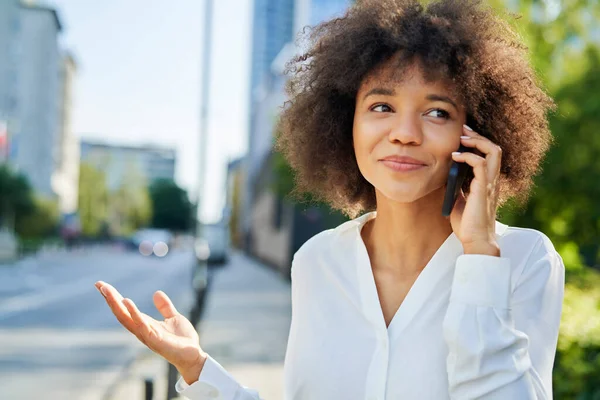 Blisko Uśmiechnięta Bizneswoman Rozmawiająca Przez Telefon — Zdjęcie stockowe