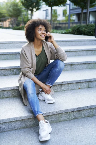 Mulher Sorridente Sentada Nos Degraus Cidade Com Telefone Celular — Fotografia de Stock