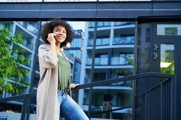 Mujer Pie Las Escaleras Ciudad Hablando Por Teléfono — Foto de Stock