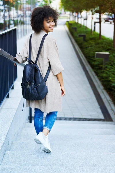 Vista Trasera Mujer Con Mochila Bajando Las Escaleras —  Fotos de Stock