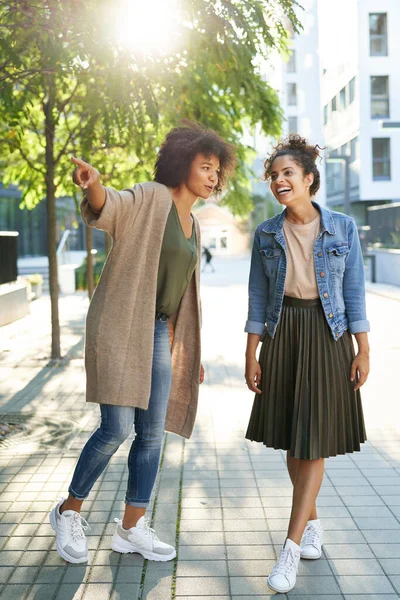 Zwei Lächelnde Freunde Der Stadt Und Zeigen Auf Etwas — Stockfoto