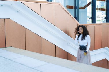 Telefonda konuşan mutlu güzel bir kadın.                               