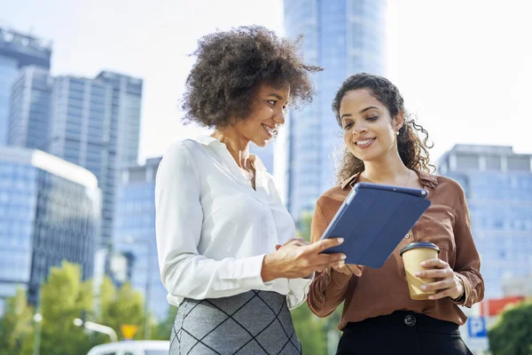 Zwei Zufriedene Geschäftsfrauen Mit Digitalem Tablet Der Stadt — Stockfoto