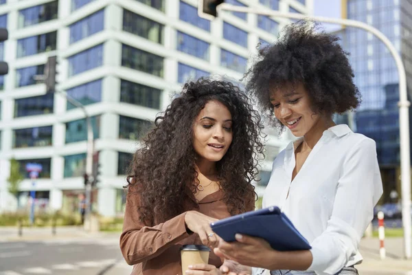 Zwei Geschäftsfrauen Checken Der Stadt Etwas Auf Dem Tablet — Stockfoto