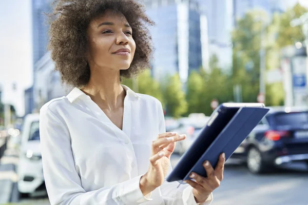 Geschäftsfrau Sucht Etwas Und Hält Ein Digitales Tablet Der Hand — Stockfoto