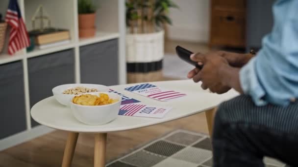 Inclinez Vidéo Homme Regardant Télévision Tourné Avec Caméra Hélium Rouge — Video