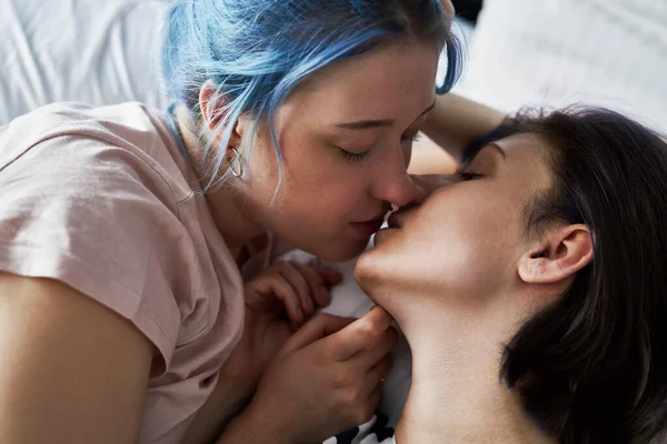 Gros Plan Couple Lesbien Embrassant Sur Lit — Photo