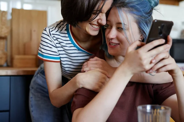 Szczęśliwa Para Lesbijek Przytula Się Kuchni — Zdjęcie stockowe