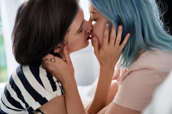 Seitenansicht Von Lesbischem Paar Das Sich Innig Küsst — Stockfoto