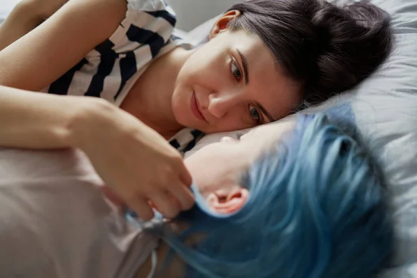 Tutup Tergila Gila Pasangan Lesbian Berbaring Tempat Tidur — Stok Foto