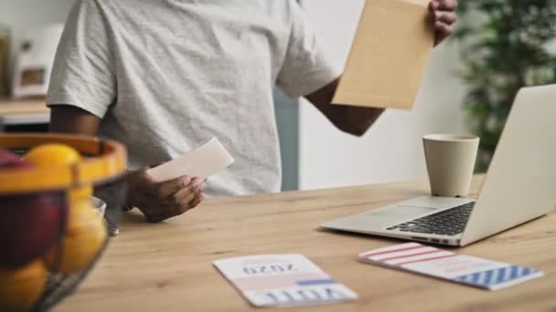 Vídeo Tiempo Real Del Hombre Votando Desde Casa Por Correo — Vídeo de stock