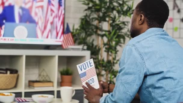 Vídeo Homem Interessado Assistir Das Eleições Nos Eua Tiro Com — Vídeo de Stock