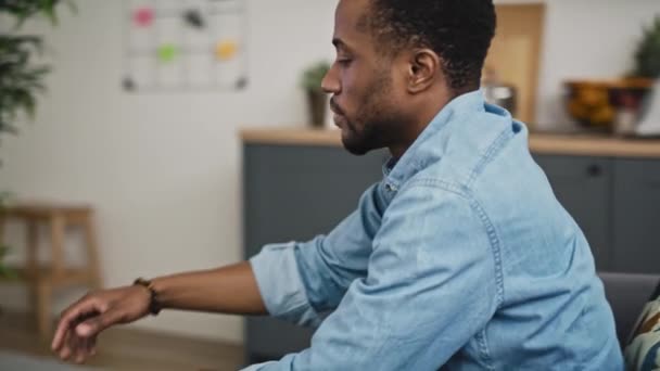 Rastreamento Vídeo Homem Negro Bebendo Café Assistindo Tiro Com Câmera — Vídeo de Stock