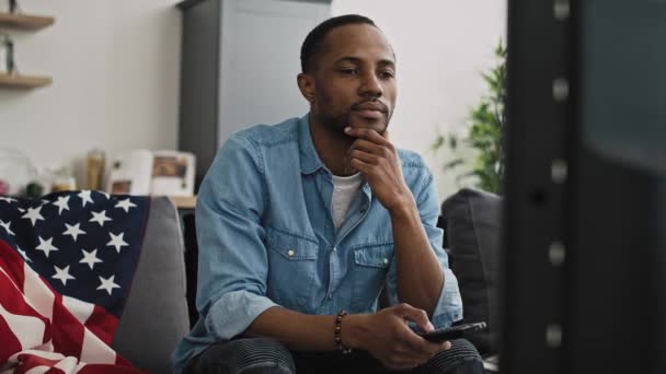 Vídeo Mano Del Hombre Negro Satisfecho Viendo Televisión Fotografía Con — Vídeos de Stock