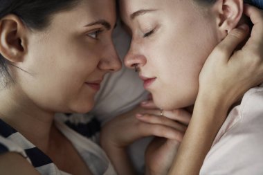  Birbirini seven bir çift gibi.                              