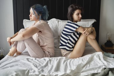 İlişki bozukluğu yaşayan üzgün lezbiyen çift                               