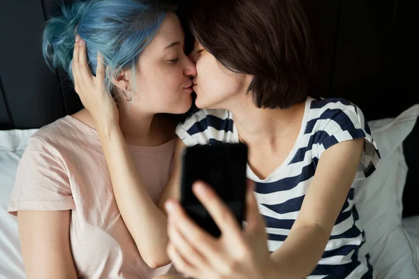 Pasangan Lesbian Mengambil Selfie Sambil Berciuman — Stok Foto