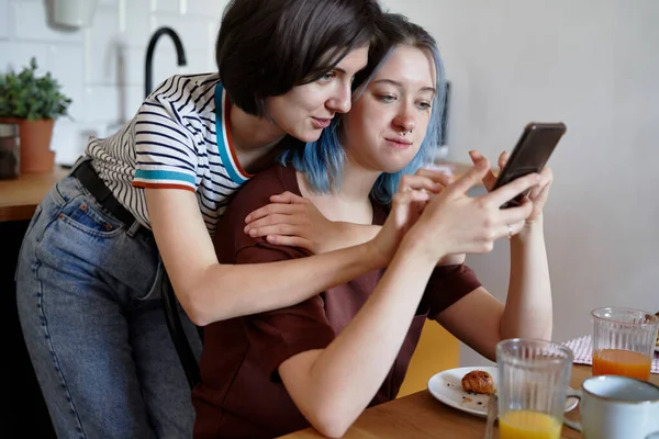 Lesbianas Pareja Buscando Algo Teléfono Durante Desayuno — Foto de Stock