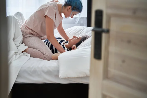 Pasangan Lesbian Bermain Main Kamar Tidur — Stok Foto