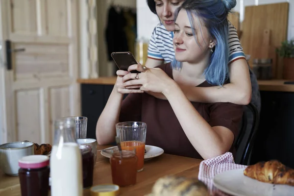 Leszbikus Pár Keres Valamit Telefonon Konyhában — Stock Fotó