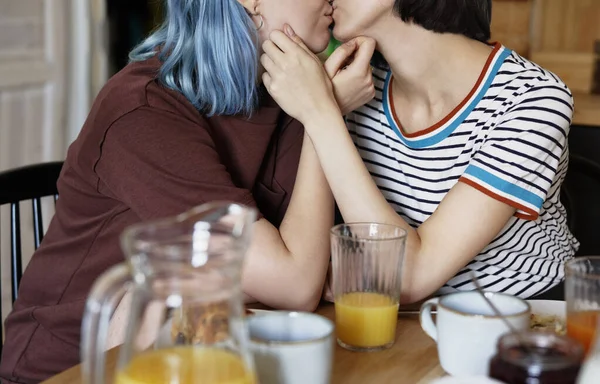 Неузнаваемая Лесбийская Пара Целуется Завтраком — стоковое фото