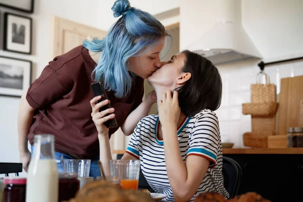 Lesbijki Para Całuje Się Kuchni — Zdjęcie stockowe