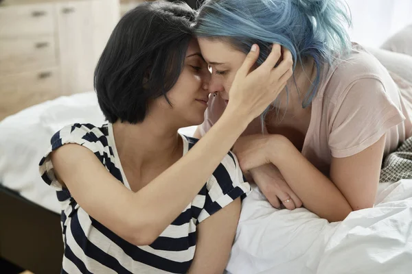 Pasangan Lesbian Romantis Berciuman Dengan Penuh Cinta Kamar Tidur — Stok Foto